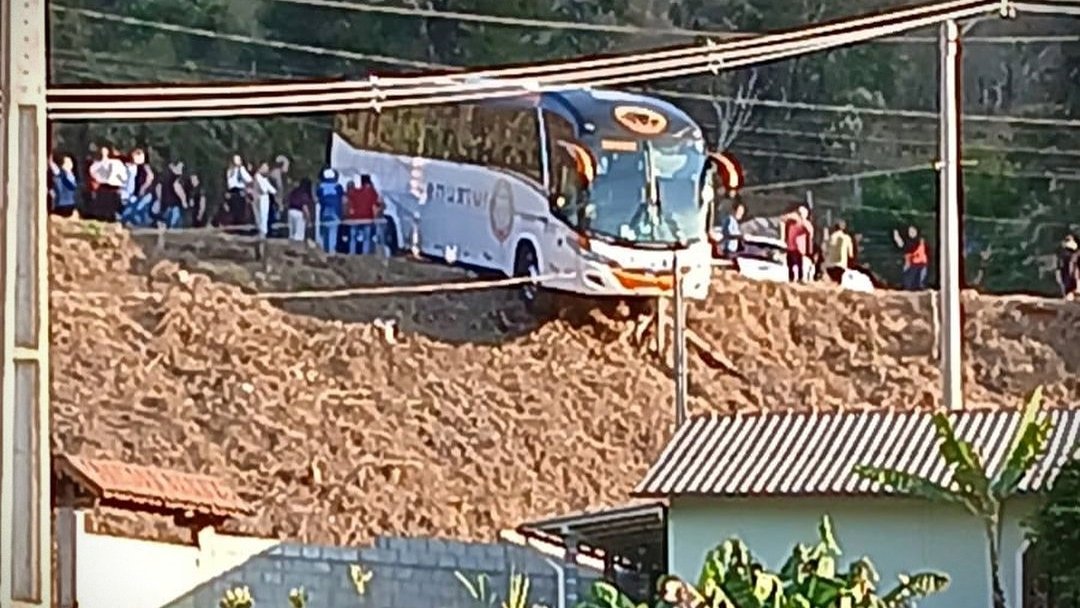 Nibus Fica Pendurado Em Barranco Ap S Atingir Carros Na Rj