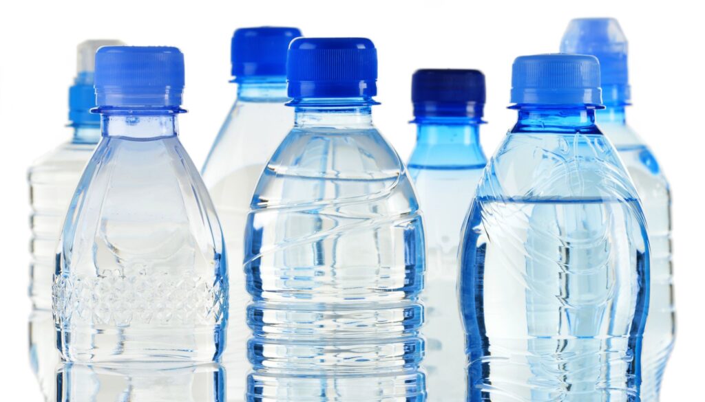 Vigilância Sanitária apreende garrafas de água imprópria para consumo