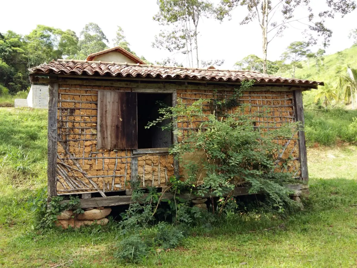 Casas de pau a pique: uma memória afetiva do interior fluminense