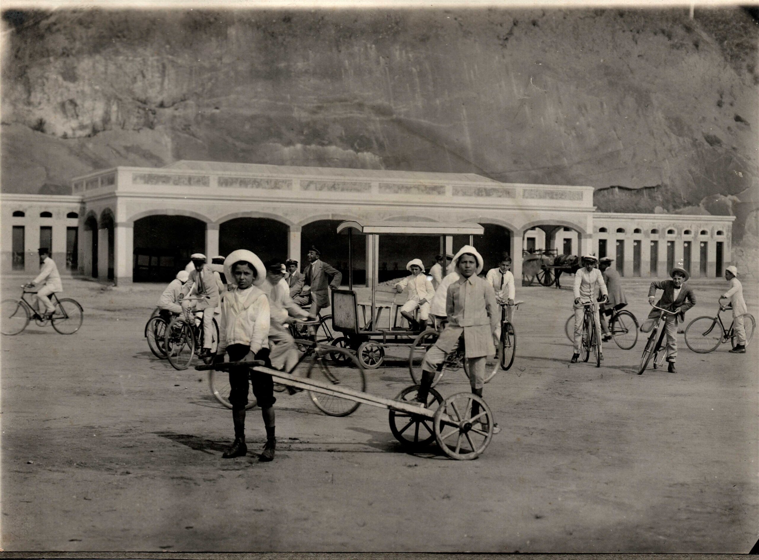 Alunos no recreio ao fundo as latrinas atras do pavilhao 1915. Acervo colegio Anchieta scaled