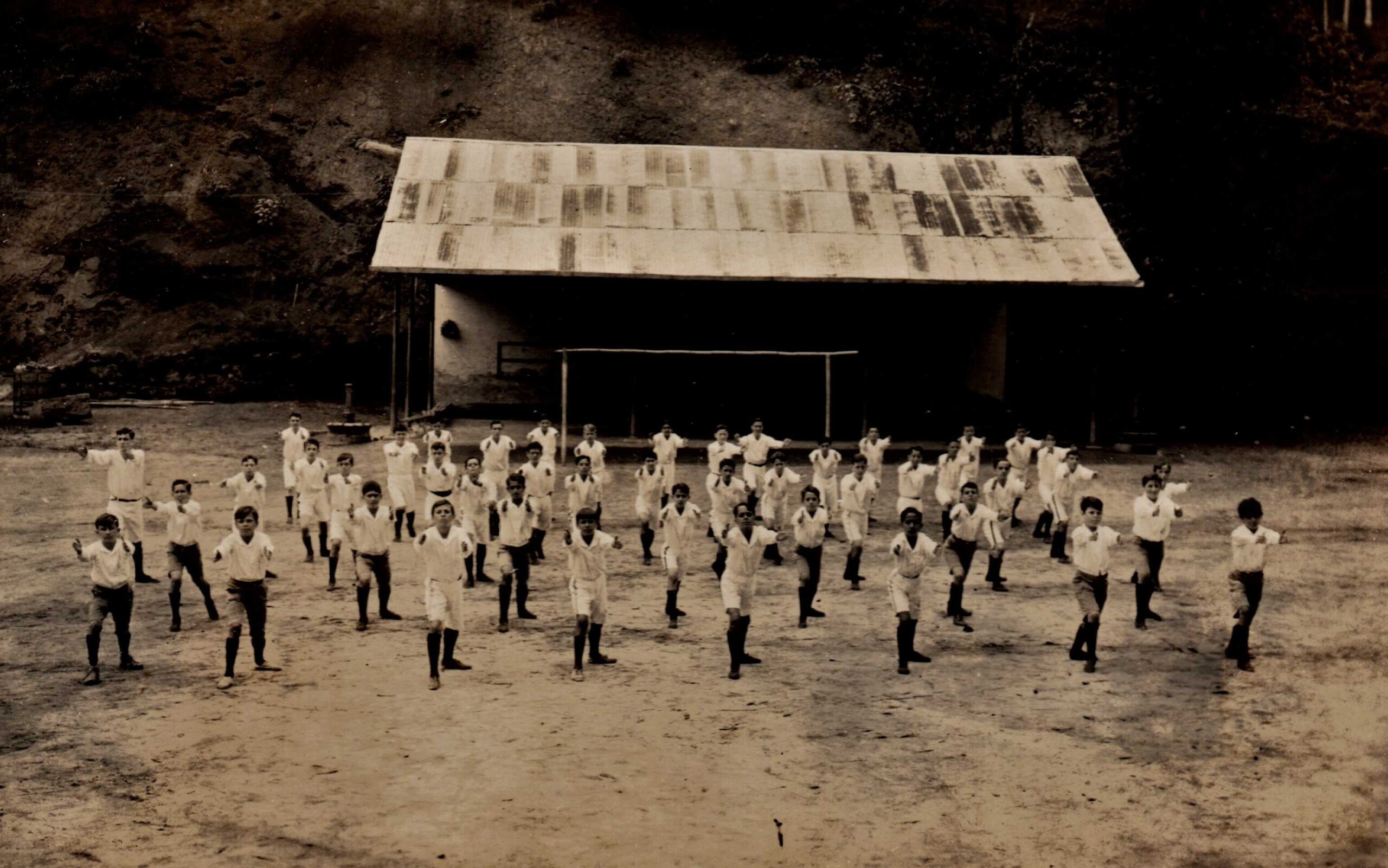 Ano de 1918, exercícios ginásticos da Divisão dos médios. Acervo colégio Anchieta