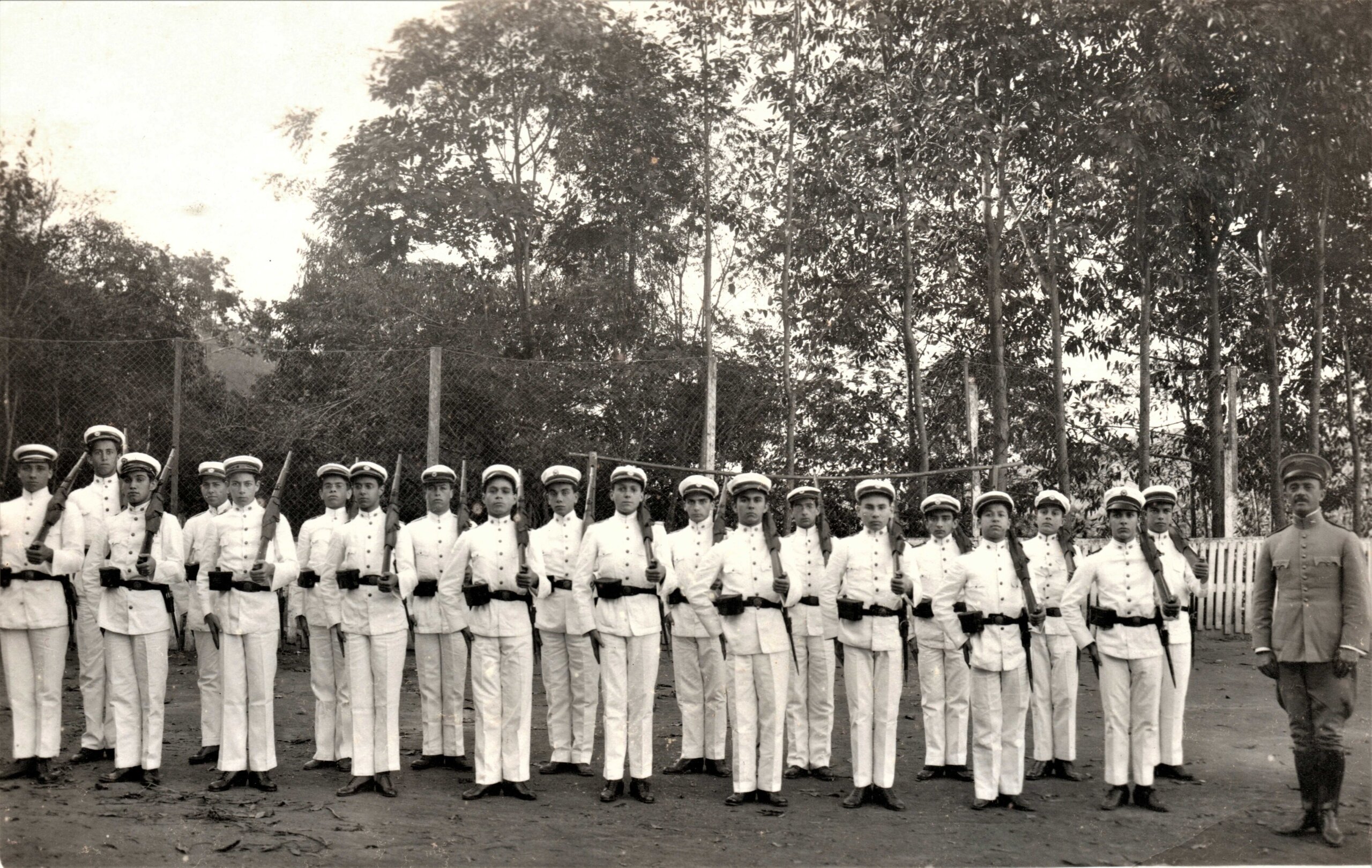 Ano de 1918. Pegou a espingarda e saiu fardado e chibante. Acervo colegio Anchieta scaled