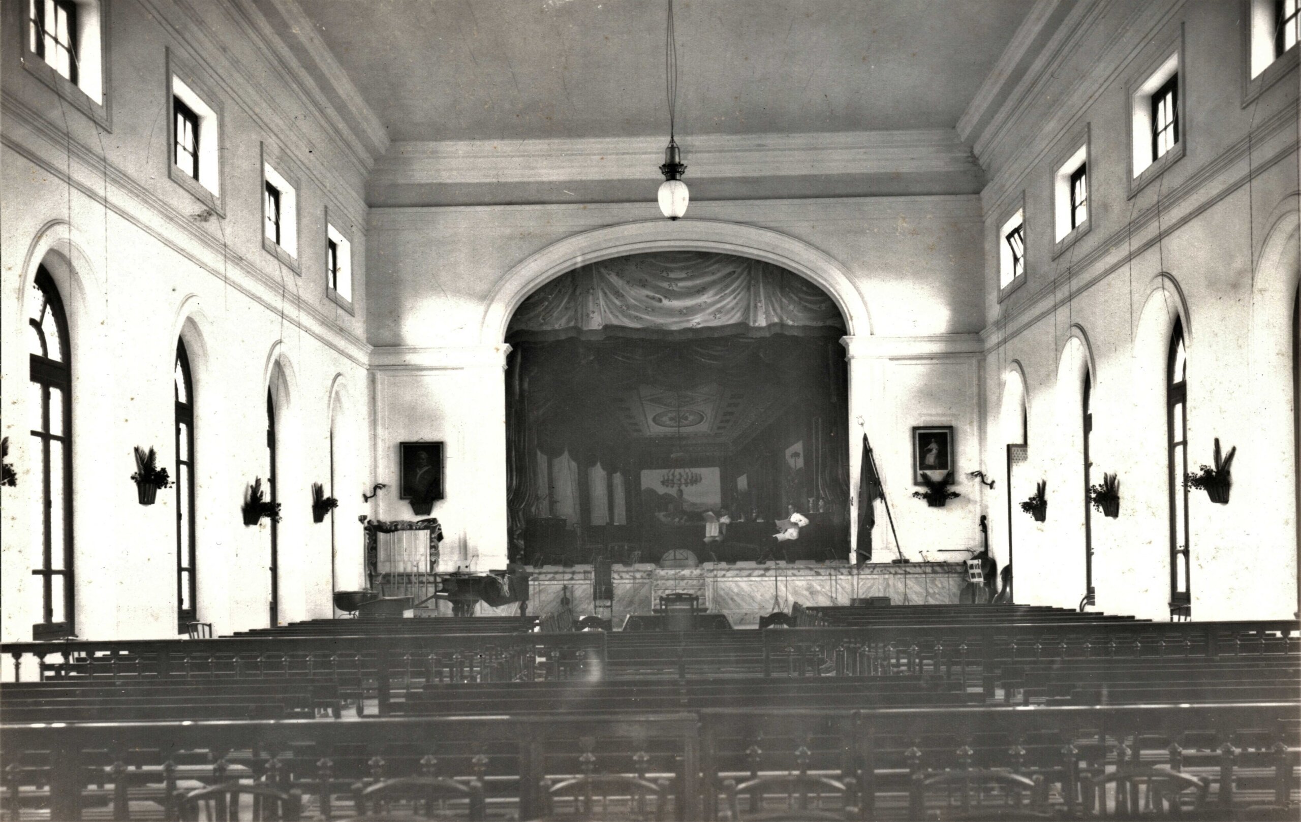 Ano de 1918. Teatro onde Drummond assistia as sessões de cinema. Acervo colégio Anchieta